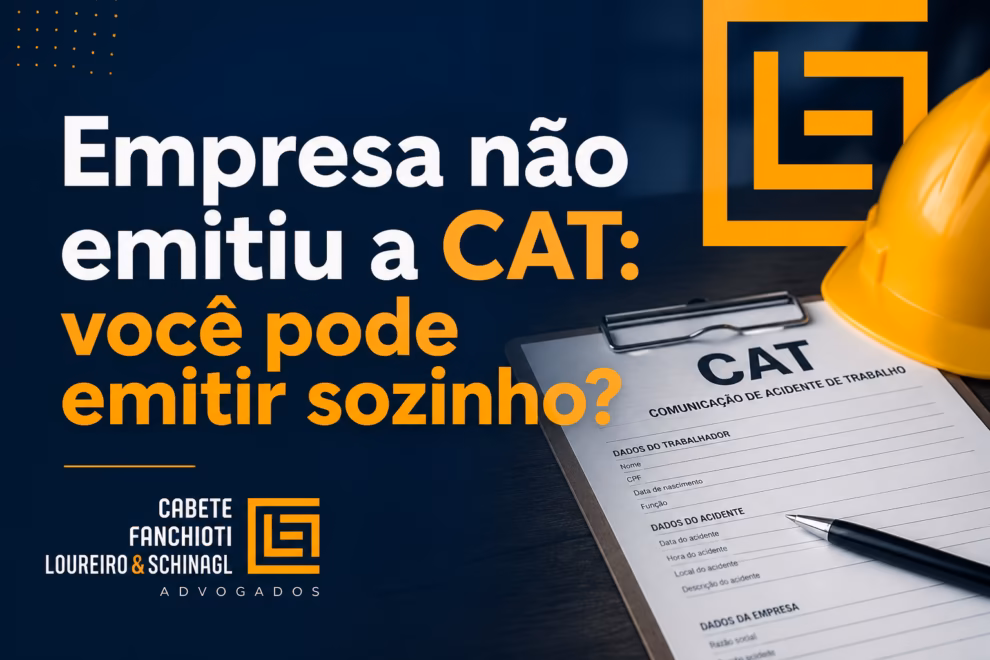 Trabalhador consultando documentos sobre emissão de CAT após recusa da empresa