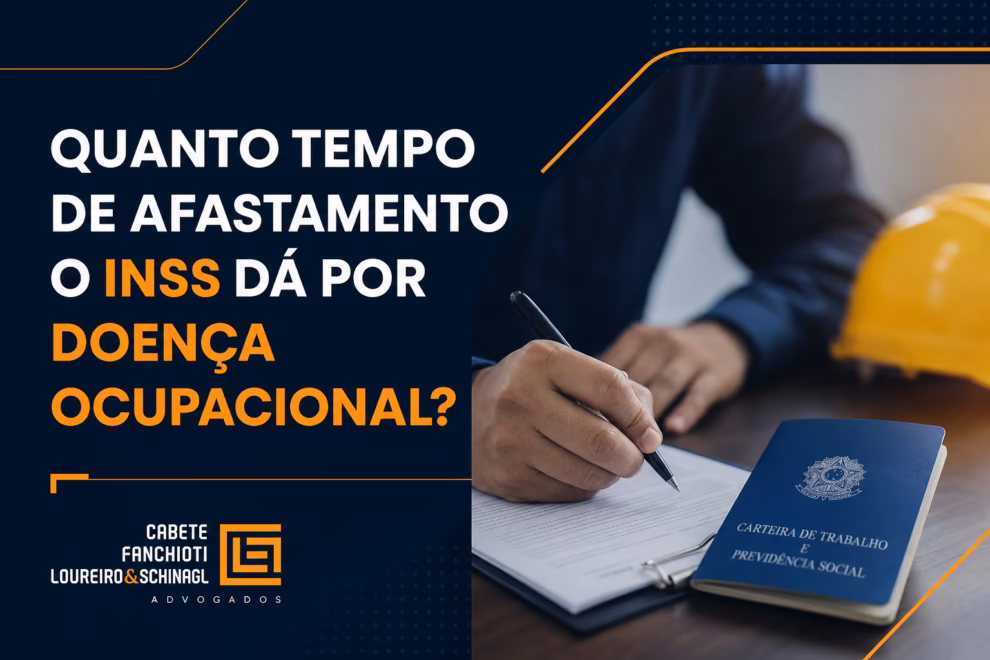 Trabalhador afastado por doença ocupacional consultando documentos sobre o tempo de afastamento no INSS