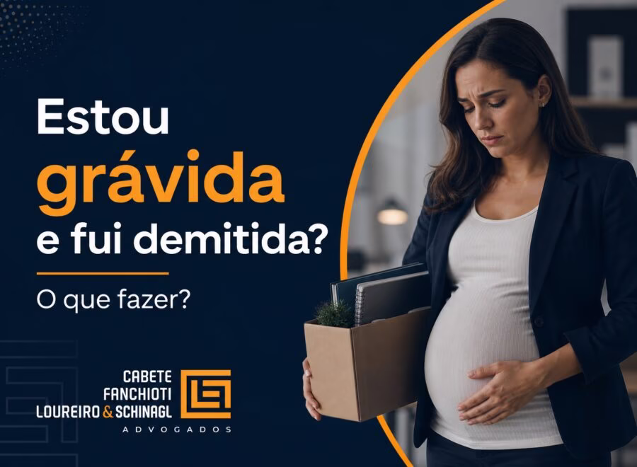 Mulher grávida em escritório consultando documentos sobre direitos trabalhistas e demissão durante gravidez