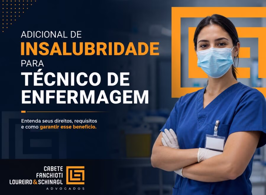 Técnico de enfermagem com uniforme branco atendendo paciente em ambiente hospitalar moderno