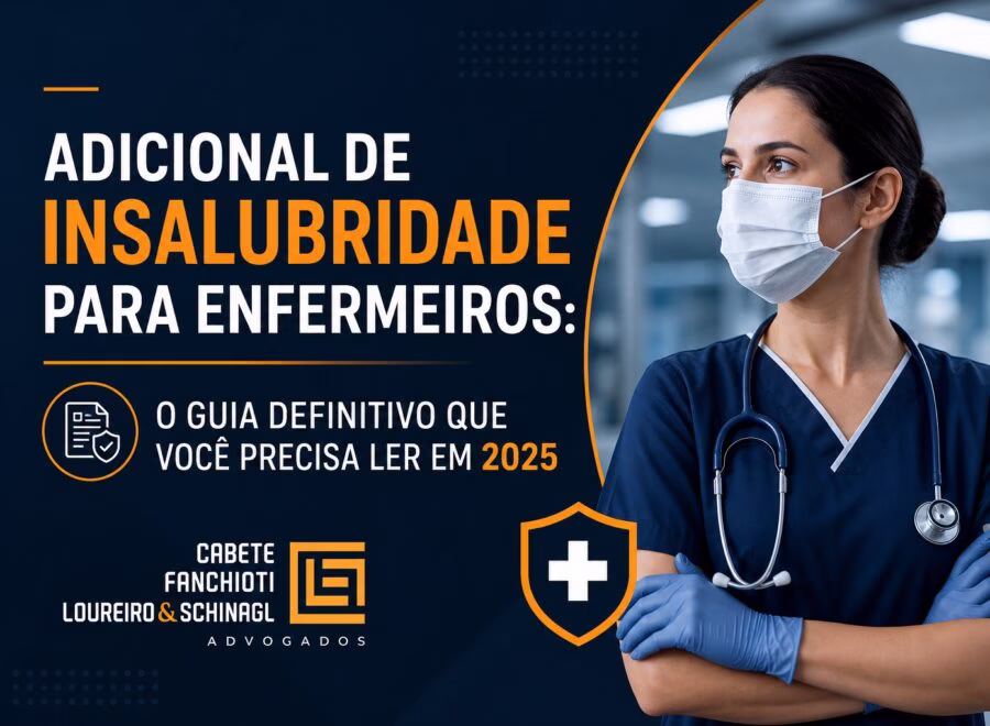 Enfermeira em uniforme branco analisando documentos sobre adicional de insalubridade, com cores azul, laranja e branco
