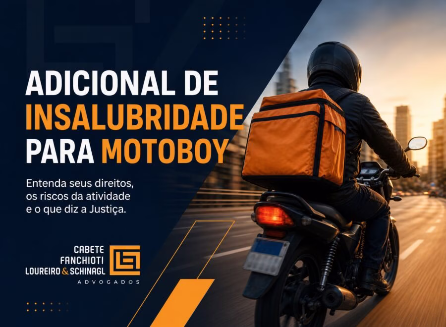 Motoboy em uniforme entregando pacote em rua movimentada, representando trabalho de risco e direito ao adicional de insalubridade