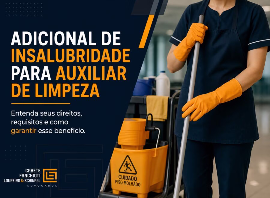 Auxiliar de limpeza com equipamento de proteção em ambiente de trabalho, representando direitos e benefícios trabalhistas