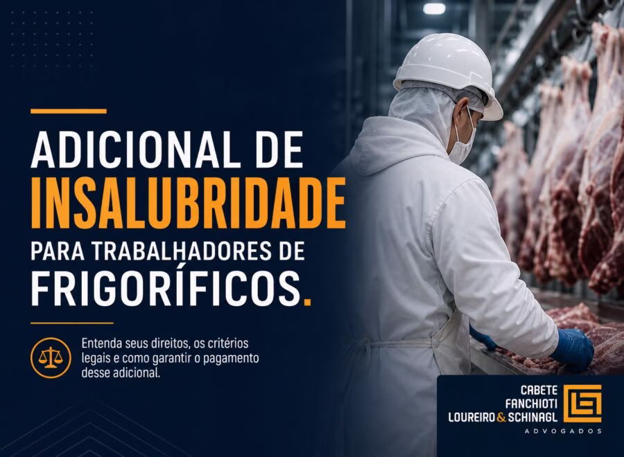Trabalhador em frigorífico com uniforme de proteção, representando direitos trabalhistas e adicional de insalubridade