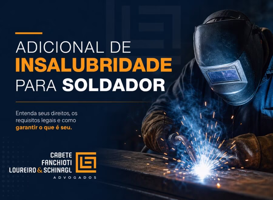 Soldador trabalhando com maçarico em ambiente industrial, ilustrando insalubridade e segurança ocupacional