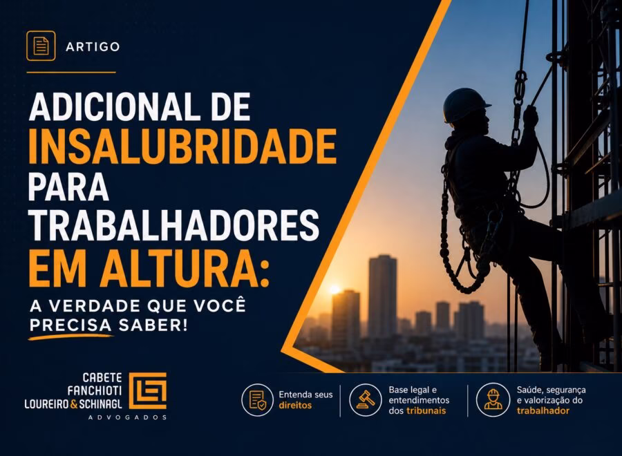 Trabalhador em altura usando equipamento de segurança contra céu azul e laranja, ilustrando adicional de insalubridade.