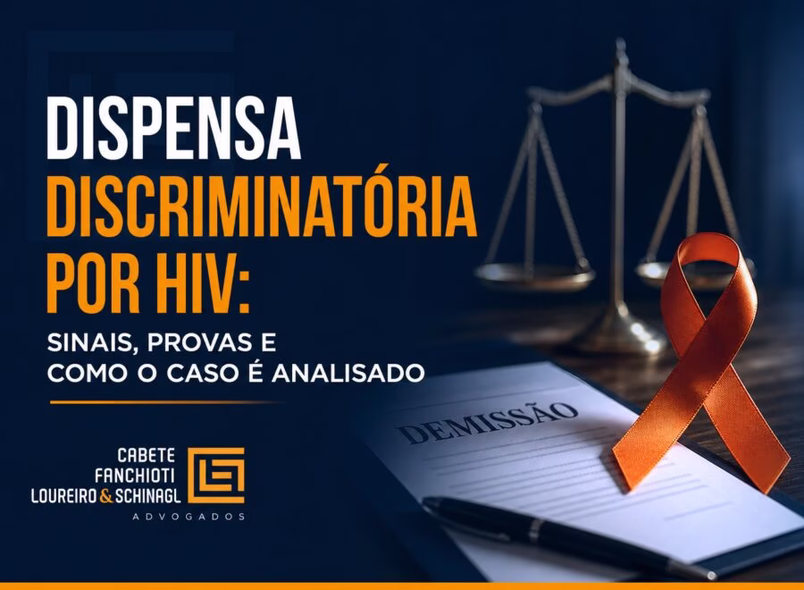 Imagem de cabeçalho editorial mostrando símbolos de justiça e proteção em cores azul, laranja e branco representando direitos de pessoas com HIV.