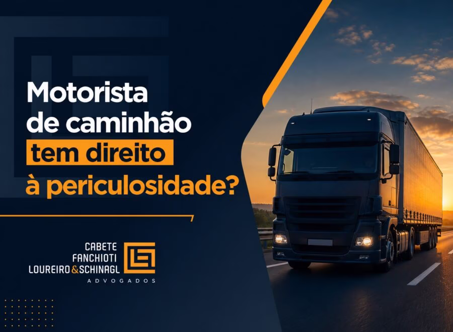 Motorista de caminhão ao volante com elementos de segurança, representando direitos trabalhistas e periculosidade