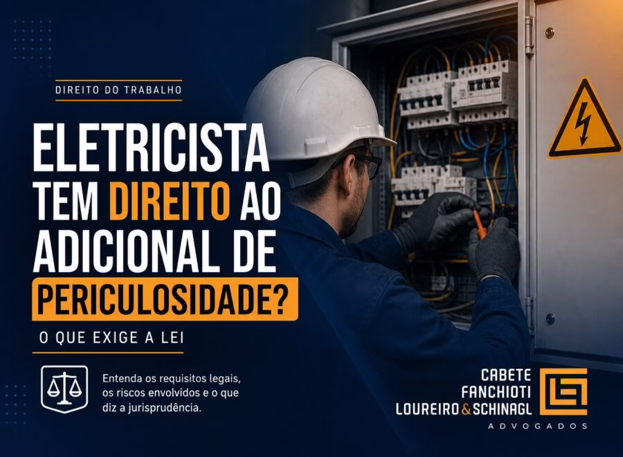 Eletricista trabalhando com equipamentos elétricos de alta tensão, ilustrando o direito ao adicional de periculosidade exigido pela lei.
